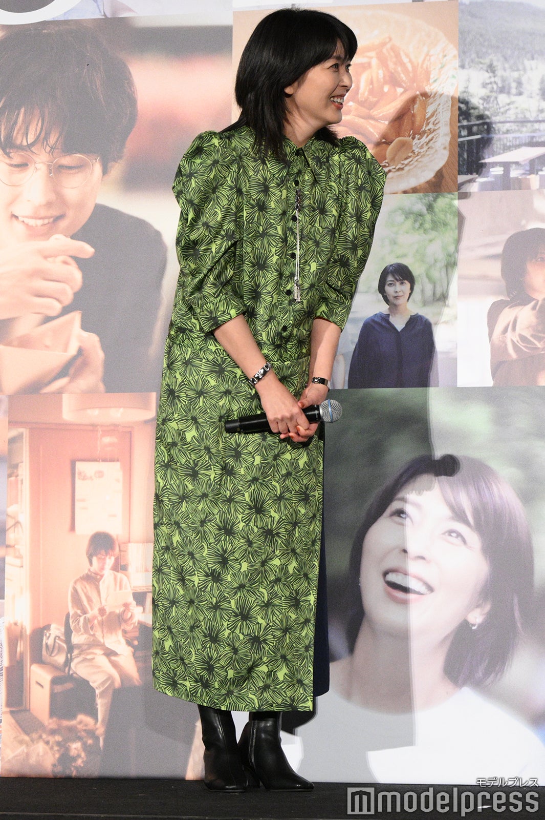 松村北斗へ頭を下げる松たか子（C）モデルプレス