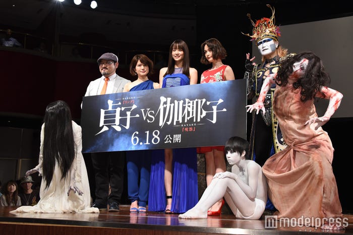 (左から)白石晃士監督、佐津川愛美、山本美月、玉城ティナ、デーモン閣下(C)モデルプレス