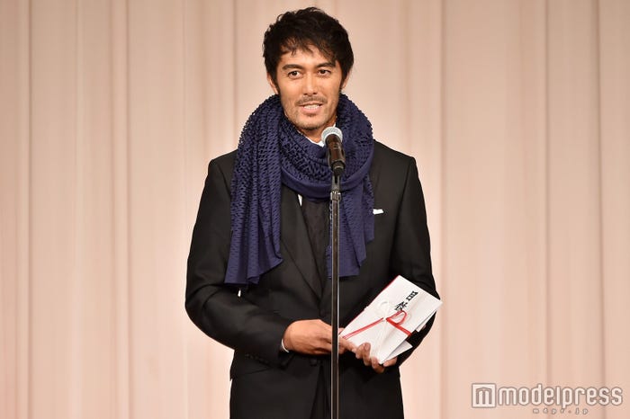 「京都国際映画祭2016」クロージングパーティーで「三船敏郎賞」を受賞した阿部寛(C)モデルプレス