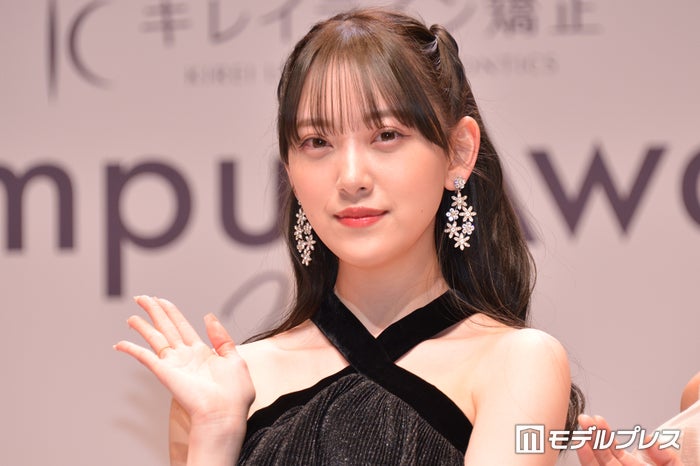 堀未央奈、メガネ姿で雰囲気ガラリ 美脚際立つミニスカ姿披露「新鮮」「スタイル良すぎ」