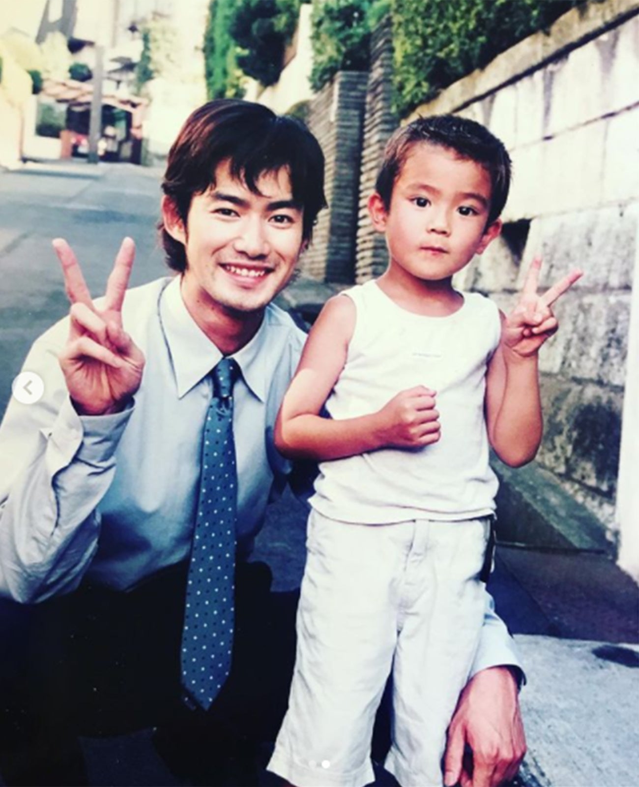 新田真剣佑、幼少時代に竹野内豊と2ショット 20年ぶり再会で“比較写真”公開「大きくなりました」