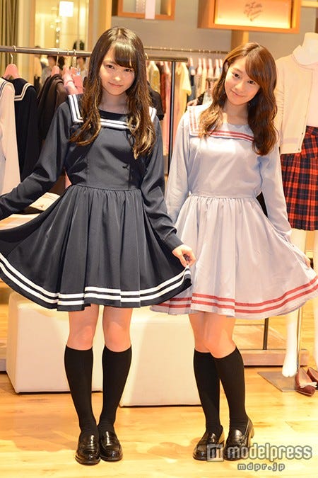 乃木坂46で最も制服が似合うメンバーは?/乃木坂46(左から)伊藤万理華、桜井玲香【モデルプレス】