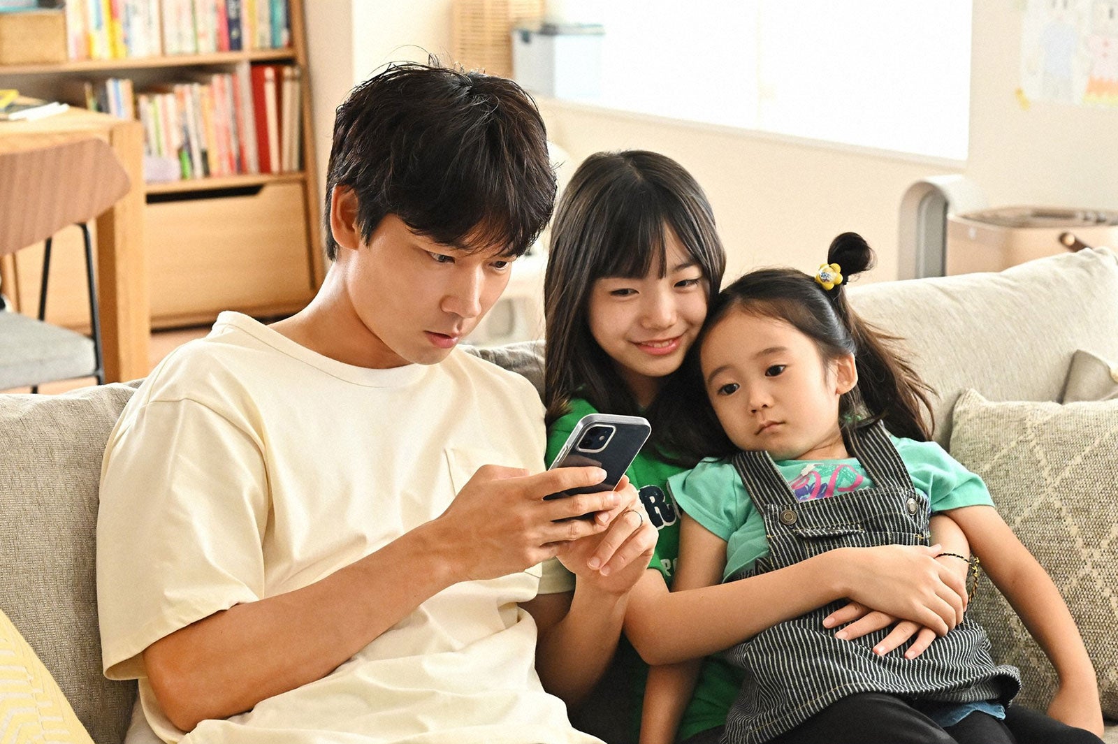 （左から）綾野剛、稲垣来泉、泉谷星奈／「オールドルーキー」第8話より（C）TBS