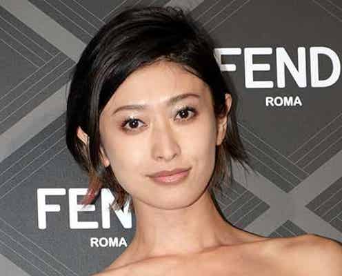 山田優、胸元SEXYミニドレスで登場 ファッションのポイントを明かす