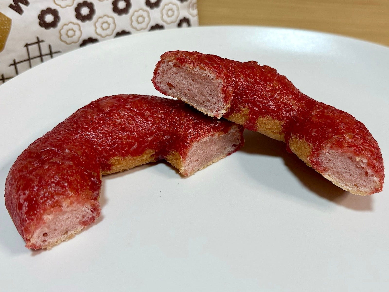 トッピングが少ない分、生地本来のもちっとした弾力や風味をしっかり楽しめるドーナツです