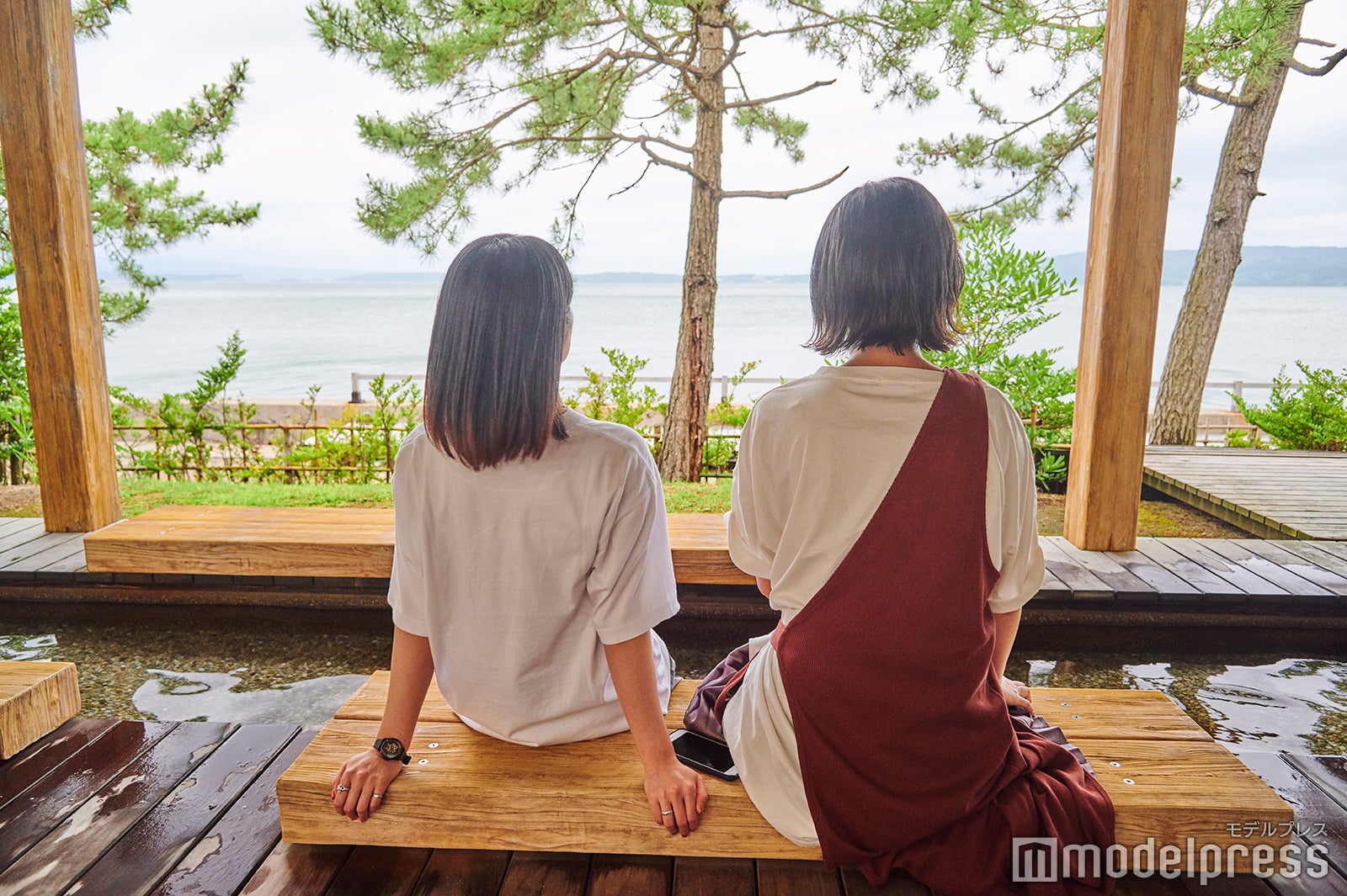 海を眺めながら足湯に浸かれる贅沢さ。 （C）モデルプレス