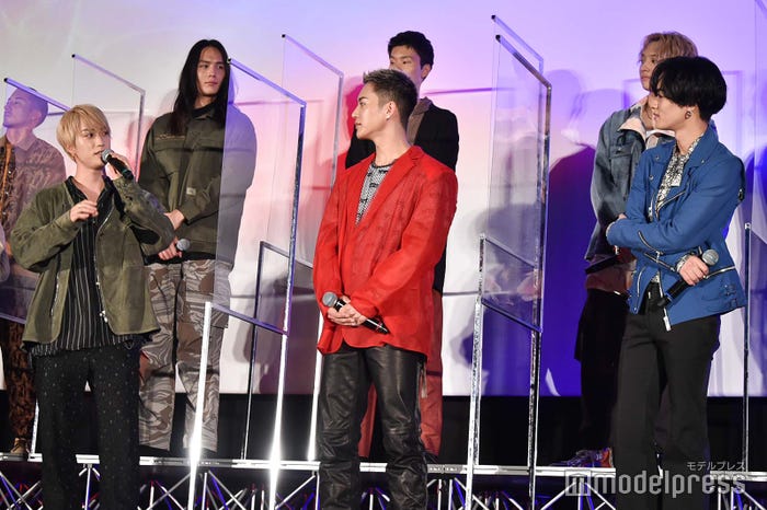 タイマンシーンを振り返る藤原樹、話を聞く三山凌輝、川村壱馬 (C)モデルプレス