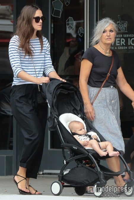 キーラ・ナイトレイ、娘エディーちゃんと女三世代散歩