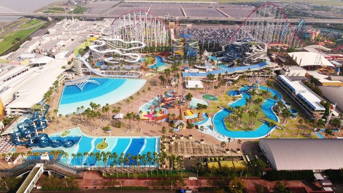 「ジャンボ海水プール」の全景。近くに絶叫コースター「スチールドラゴン2000」のコースも走っています