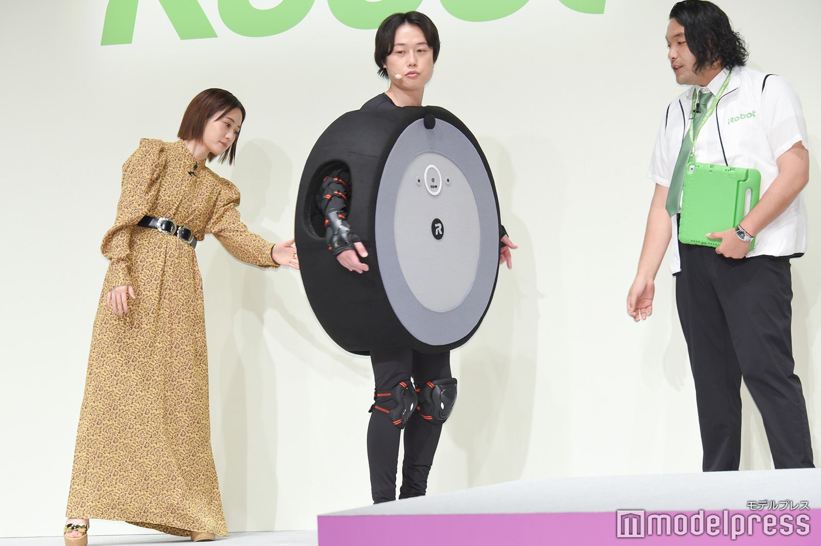 （左から）前田敦子、見取り図（リリー、盛山晋太郎）（C）モデルプレス