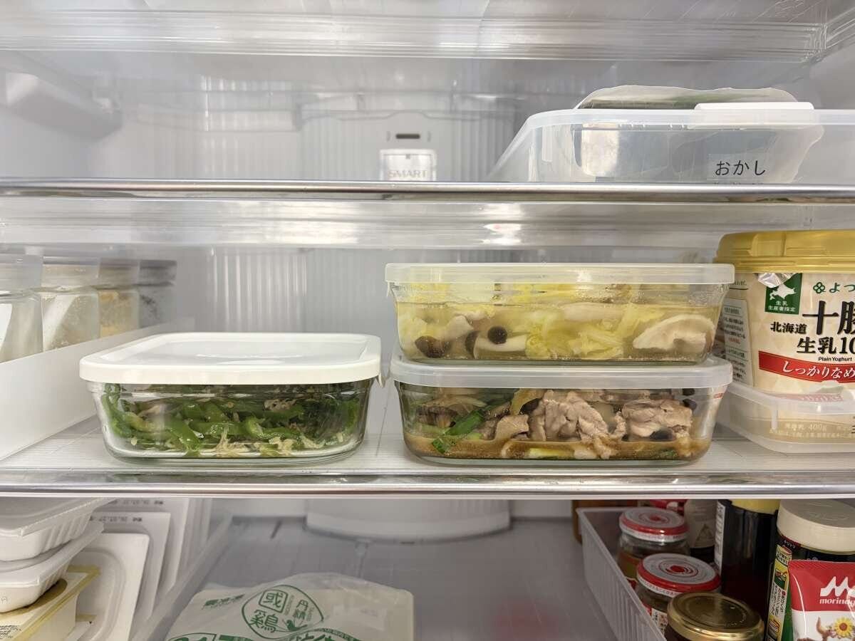 冷蔵庫内の棚に並ぶ作り置きのおかずが入ったガラス製の保存容器