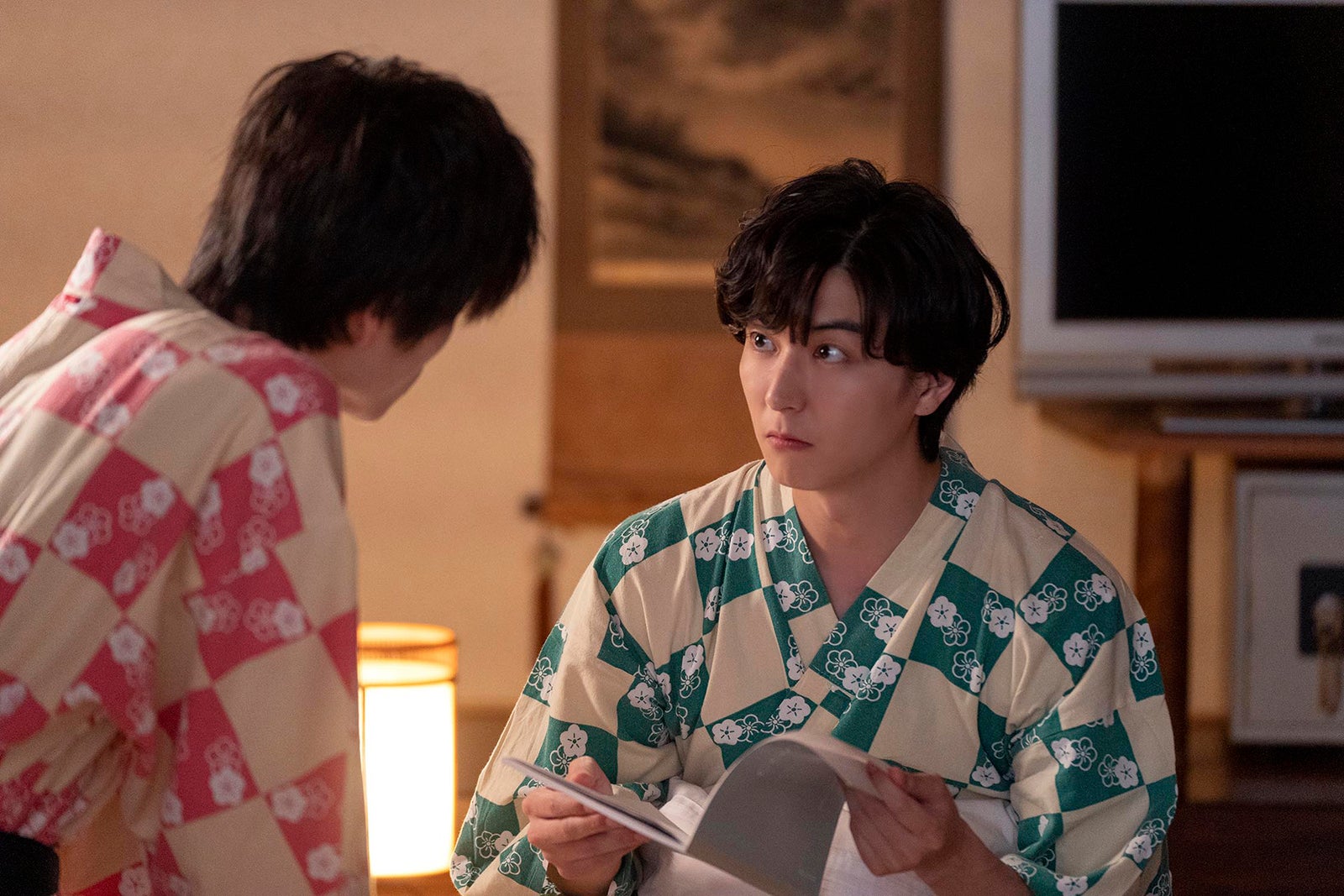 奥智哉、稲葉友「みなと商事コインランドリー2」第8話より（C）缶爪さわ・椿ゆず／KADOKAWA／「みなと商事コインランドリー2」製作委員会