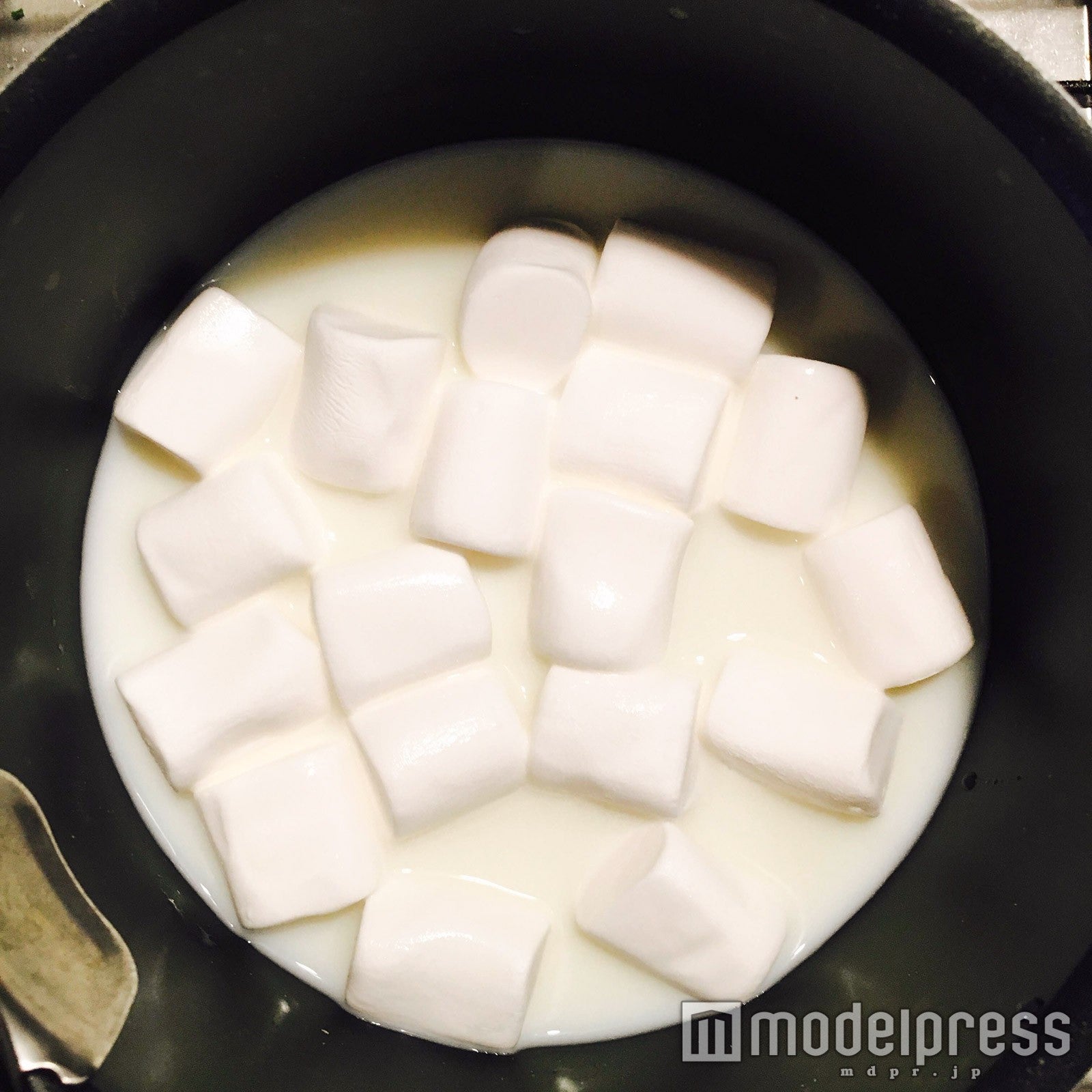 牛乳にマシュマロを入れて／画像提供：柏原歩