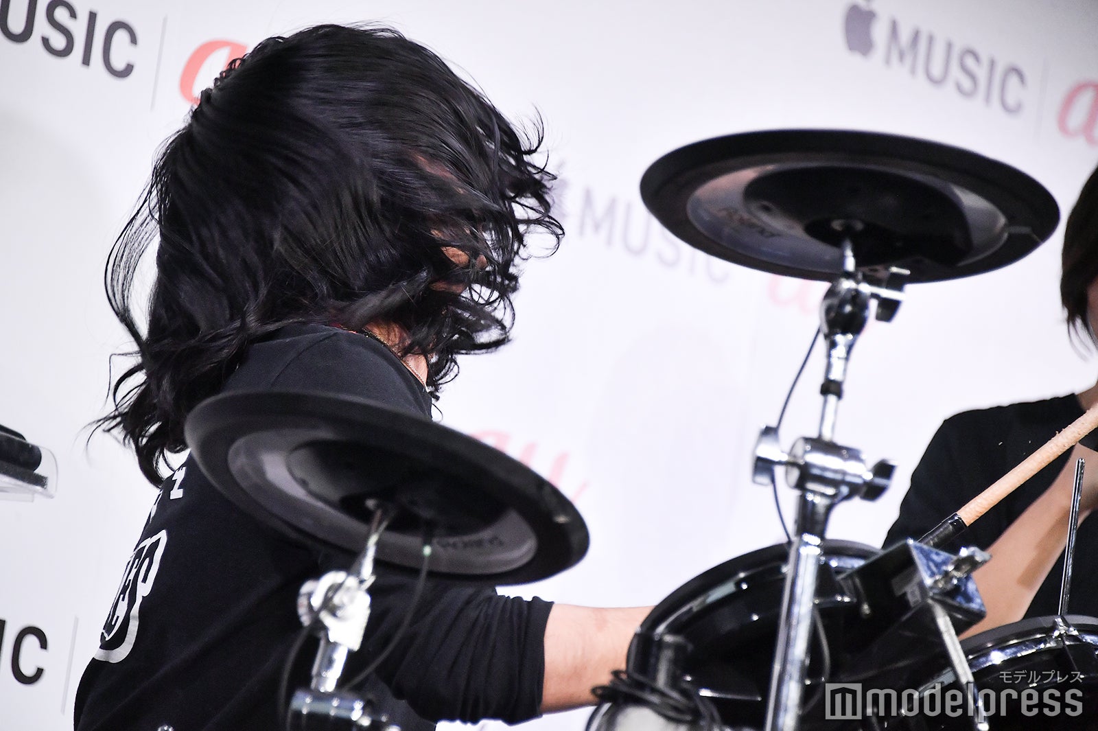 躍動感溢れるドラムパフォーマンスを見せるもりもりもと（C）モデルプレス