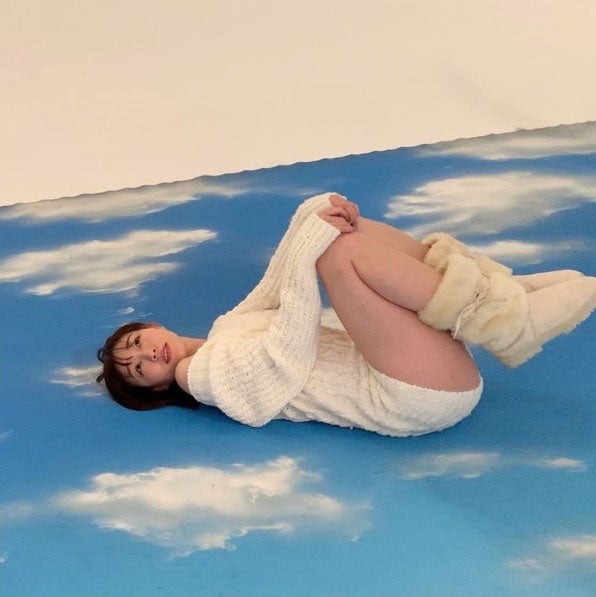 須田亜香里、美脚＆胸元あらわなオフショットに「セクシー」「ドキッとした」の声