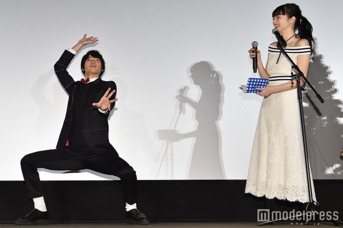 福士蒼汰 小松菜奈のムチャぶりで 変なポーズ 頭ポンポン モデルプレス 福士蒼汰 小松菜奈のムチャぶりで 変なポーズ 頭ポンポン モデルプレス