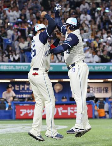 ヤクルト連勝で3カード連続勝ち越し ドラ4・増居が5回1失点でプロ初勝利、オスナが逆転3ラン 今季最多貯金9で首位キープ