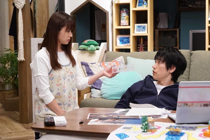 松山ケンイチ、深田恭子/「隣の家族は青く見える」第3話より(C)フジテレビ