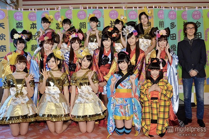 (前列左より)穴井千尋、兒玉遥、宮脇咲良、指原莉乃、矢吹奈子(2列目左より)朝長美桜、村重杏奈、坂口理子、田島芽瑠、森保まどか、多田愛佳、演出家・横内謙介氏(3列目左より)熊沢世莉奈、植木南央、松岡菜摘、本村碧唯、今田美奈
