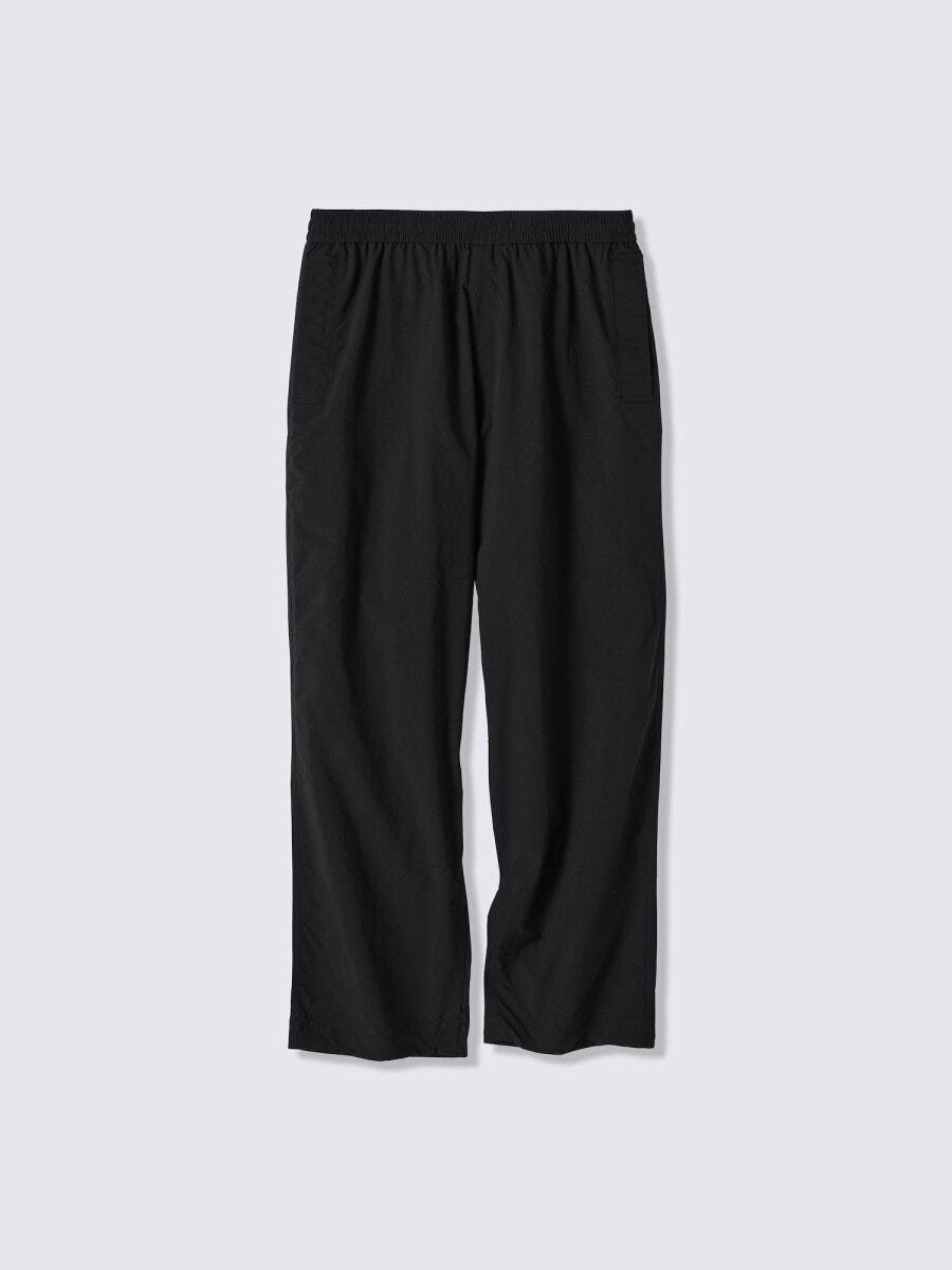 黒いナイロンリップストップユーティリティパンツが平置きされている 黒いナイロンリップストップユーティリティパンツが平置きされている