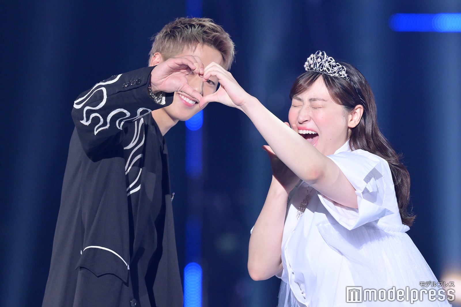 キングカズ”息子・三浦孝太、丸山礼とペアウォーク 仲良くハート