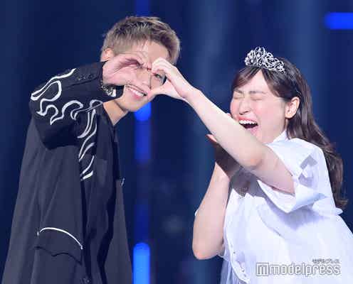 “キングカズ”息子・三浦孝太、丸山礼とペアウォーク 仲良くハートマークも<TGC 2022 A/W>
