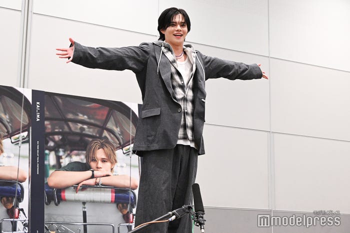 私服をアピールするカイ(C)モデルプレス