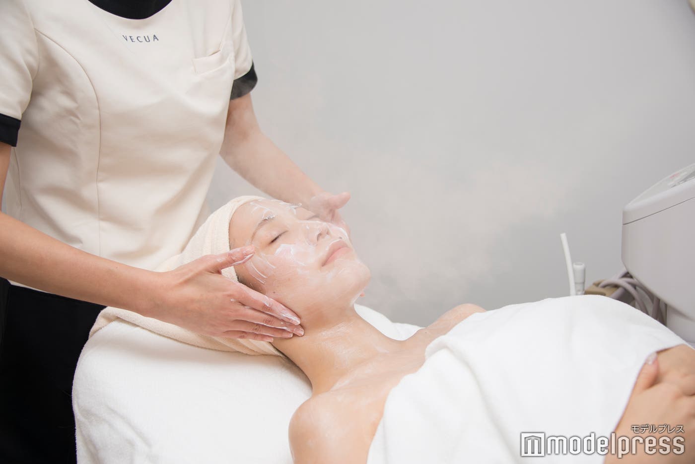 温スチームの中でクレンジング(C)モデルプレス