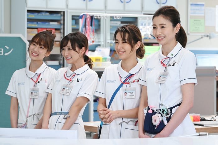 山崎萌香、小松彩夏、鈴木紗理奈、片瀬那奈(C)日本テレビ