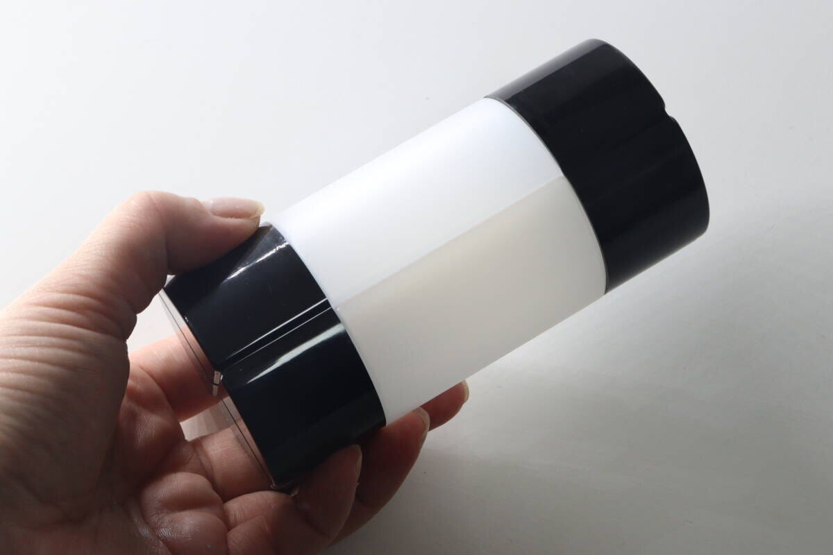 女性の手がダイソーの詰め替え容器セットを持つ 女性の手がダイソーの詰め替え容器セットを持つ