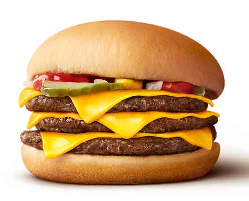 マクドナルド「トリプルチーズバーガー」3段重ねのパティとチーズでボリューム満点
