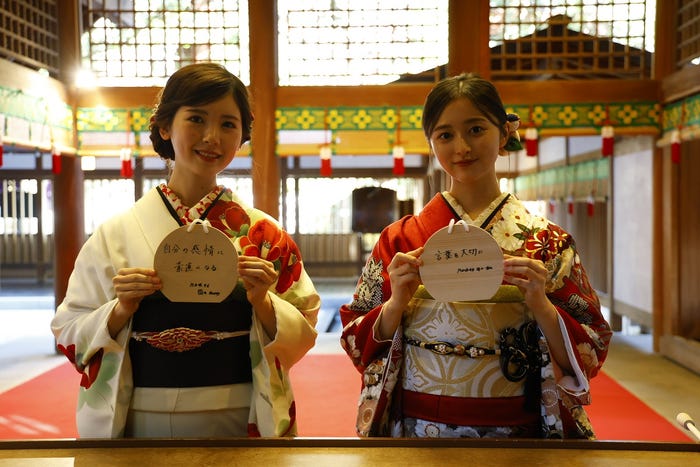 筒井あやめ、井上和/本殿内の様子/撮影:鈴木健太(KENTA Inc.)