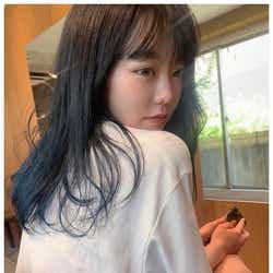 モデルプレス - AKB48峯岸みなみ、透明感溢れるネイビーヘアに再びイメチェン「似合ってる」「女神」と反響