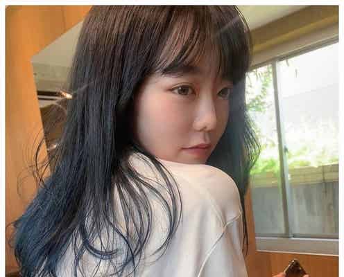 AKB48峯岸みなみ、透明感溢れるネイビーヘアに再びイメチェン「似合ってる」「女神」と反響