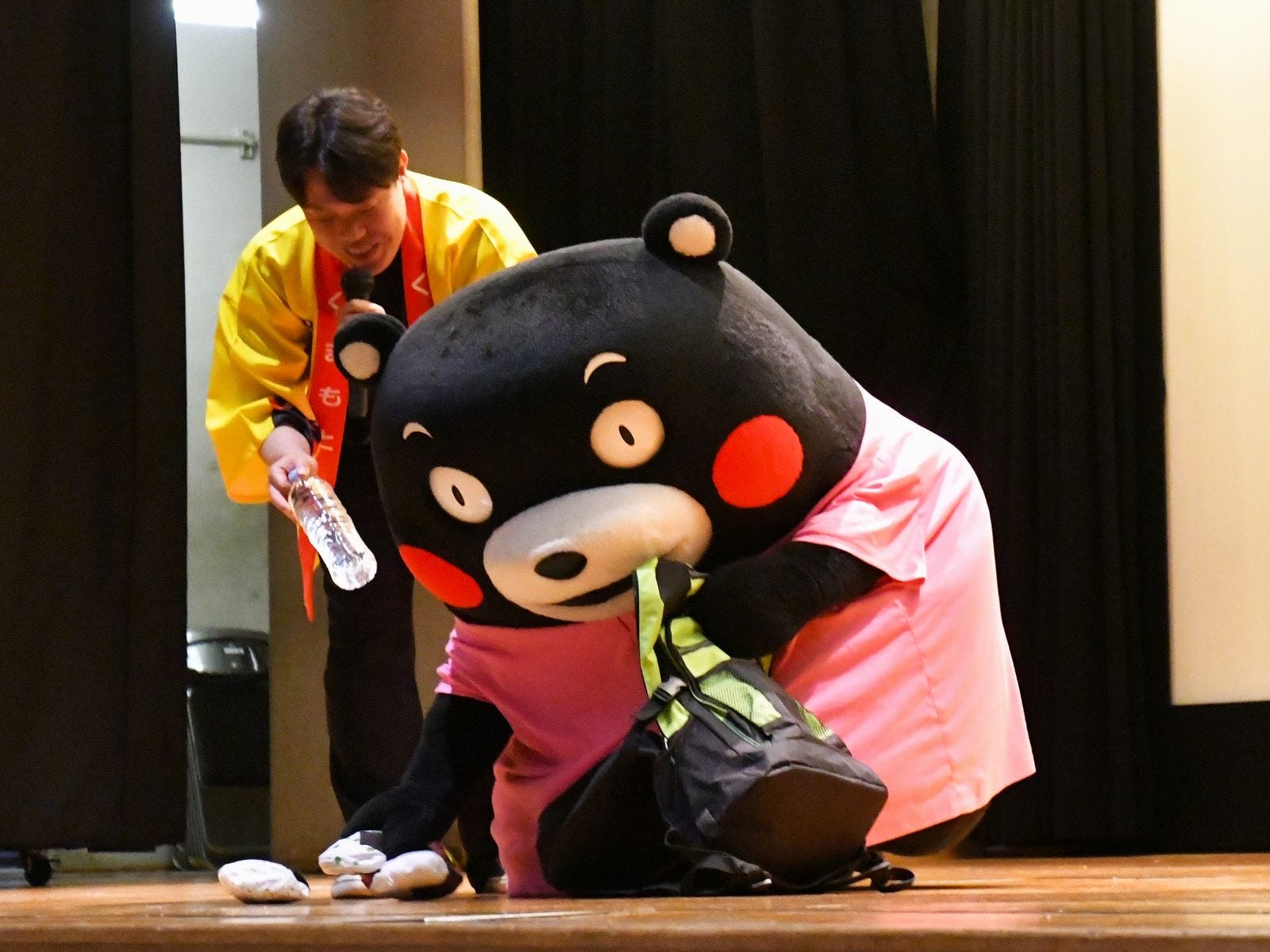 おにぎりはすぐに食べないと……=5月11日、東京都豊島区