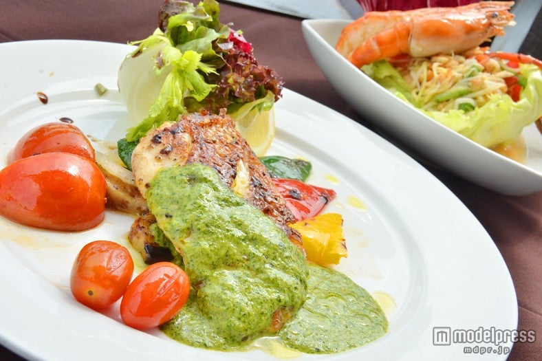 白身魚のソテーバジルソース添え