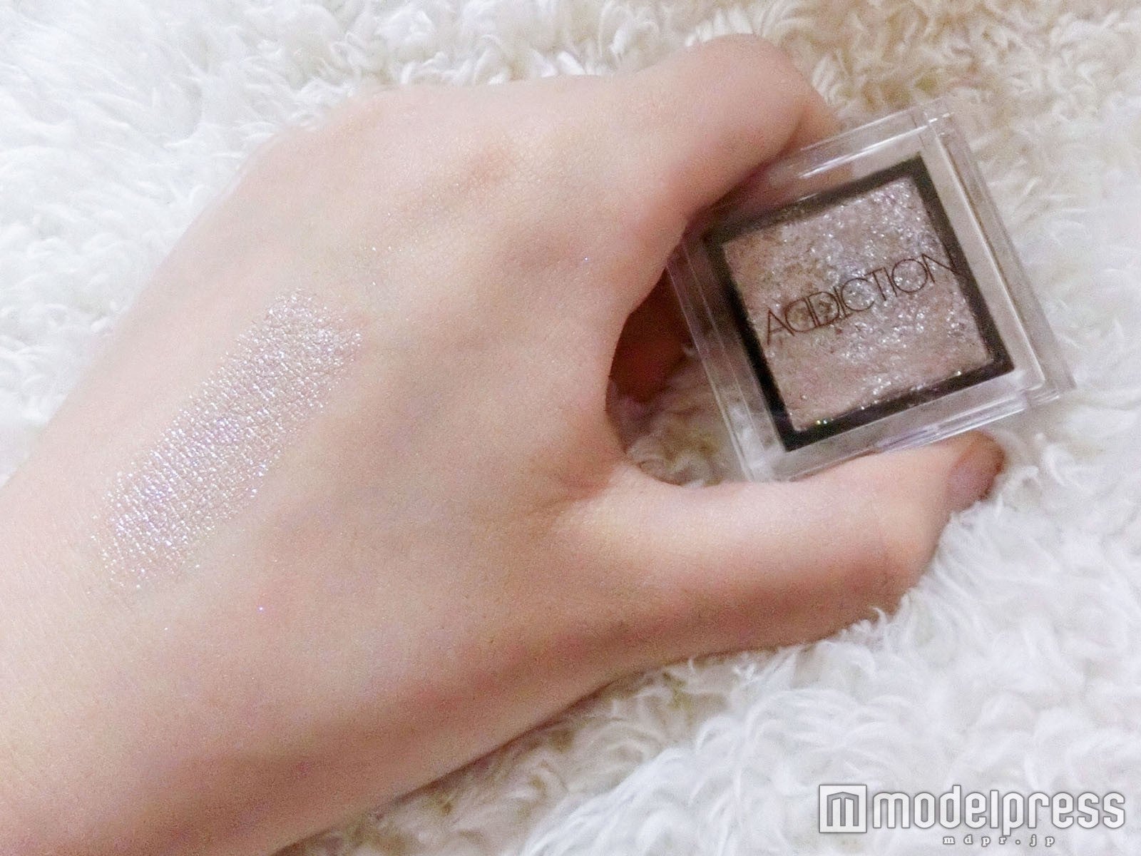 肌馴染みのいいグレージュがちょっぴり大人を演出／写真：mari（C）モデルプレス