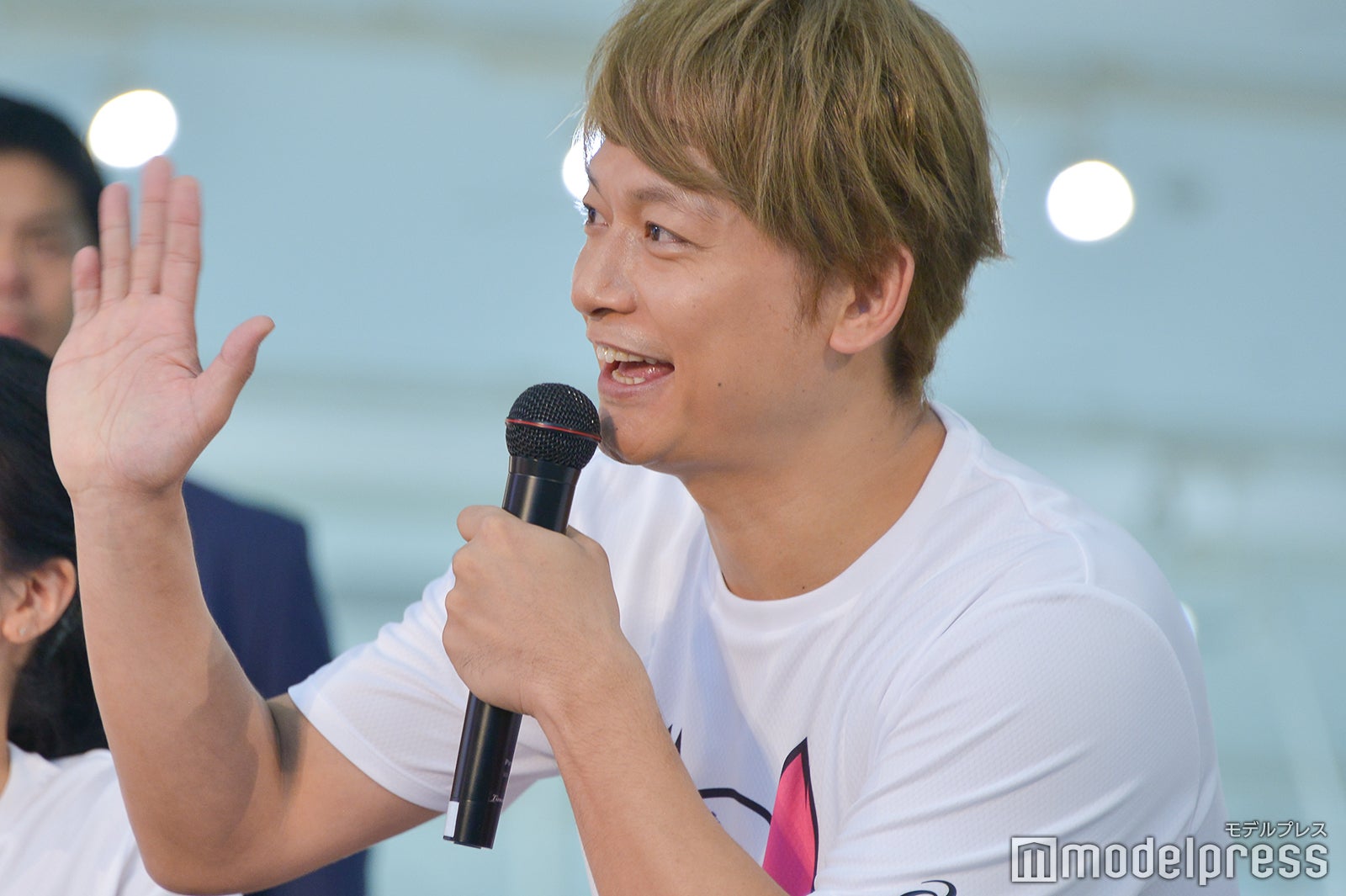 ソメイティに手を振る香取慎吾 （C）モデルプレス