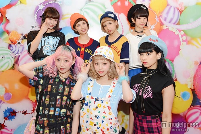 「もしもしステージ」に登場した人気モデル(前列左より)EVA、瀬戸あゆみ、ゆら(後列左より)小澤楓、谷奥えま・えり、POCHI
