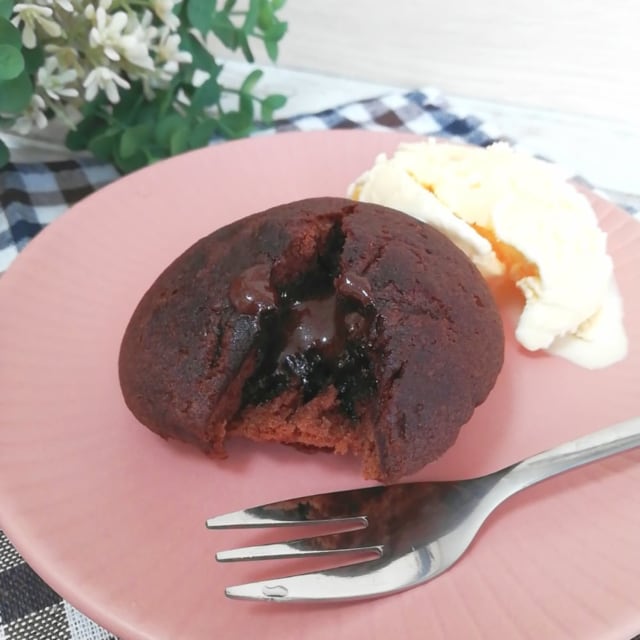 業務スーパーのダブルチョコマフィンにアイスを添えてアレンジ