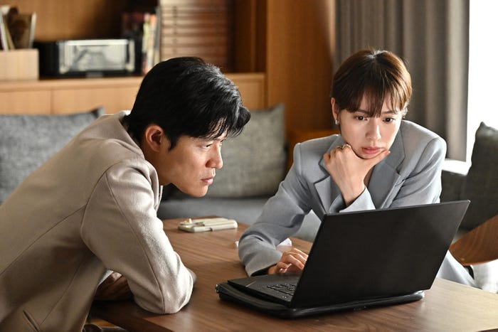 鈴木亮平、戸田恵梨香「リブート」第3話(C)TBS