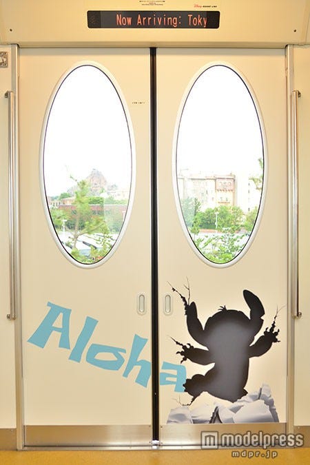 スティッチが飛び出してきたような穴