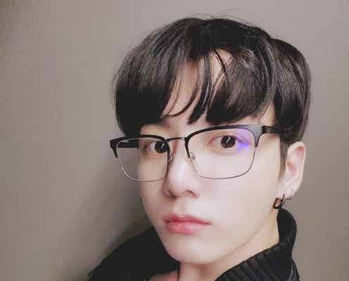 BTSジョングク、“黒短髪”復活 メガネ姿のレアセルフィーにファン感激
