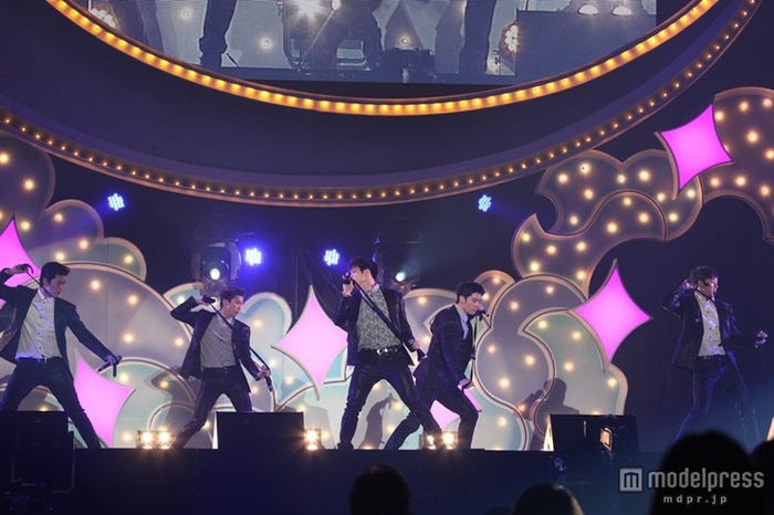 「I'm your man」でSEXYな“ネクタイダンス”を披露した2PM