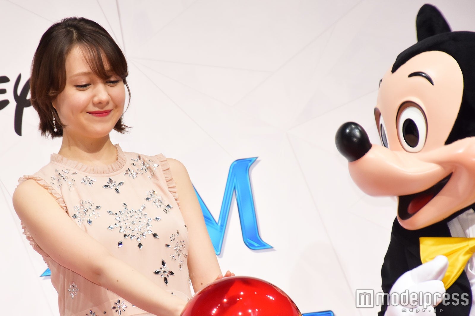 トリンドル玲奈の点灯式を見守るミッキーマウス （C）モデルプレス