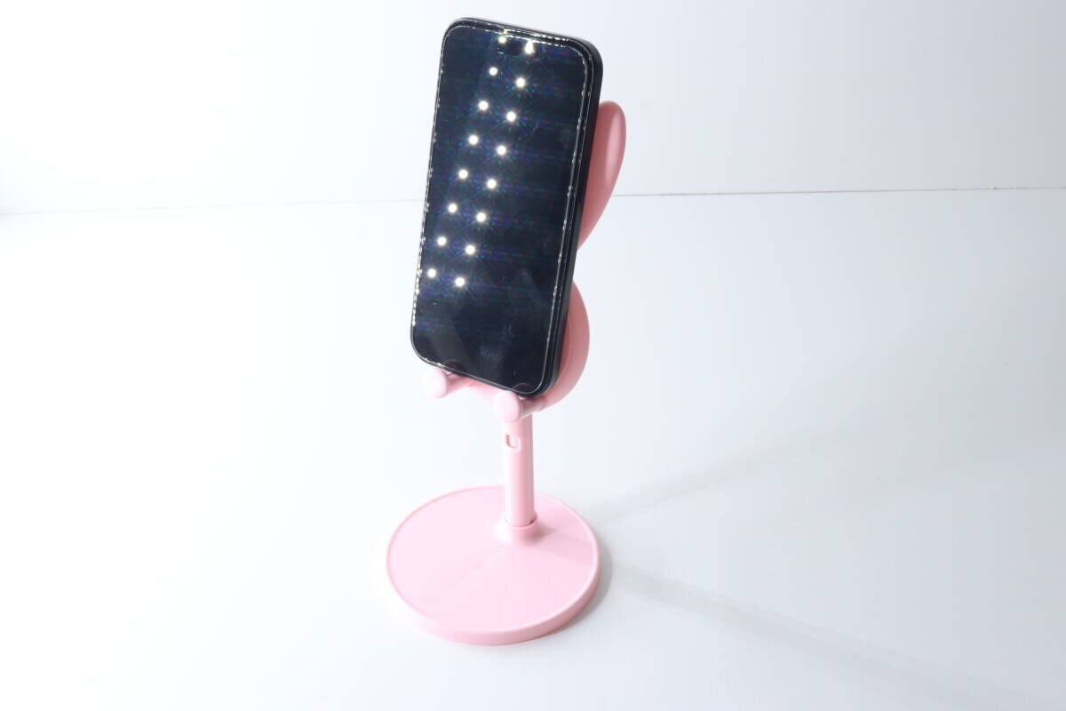 完成したピンク色のウサギ型スマホスタンドにスマホを縦置きしている 完成したピンク色のウサギ型スマホスタンドにスマホを縦置きしている