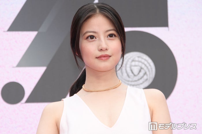 今田美桜、タンクトップドレスから美谷間チラリ「絆を持って集中」作品への向き合い方【カルティエと日本 半世紀のあゆみ「結 MUSUBI」展 ― 美と芸術をめぐる対話】