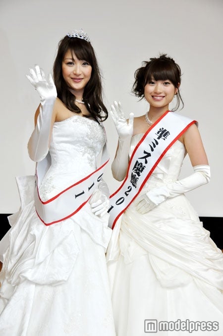 （左から）ミス慶應に輝いた浅見明日香さん、準ミス慶應に輝いた井上愛美さん