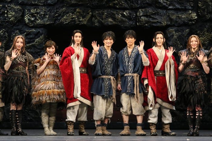 (左から)美弥るりか、華優希、小関裕太、三浦宏規、高野洸、牧島輝、梅澤美波/舞台「キングダム」開幕記念会見より(提供写真)