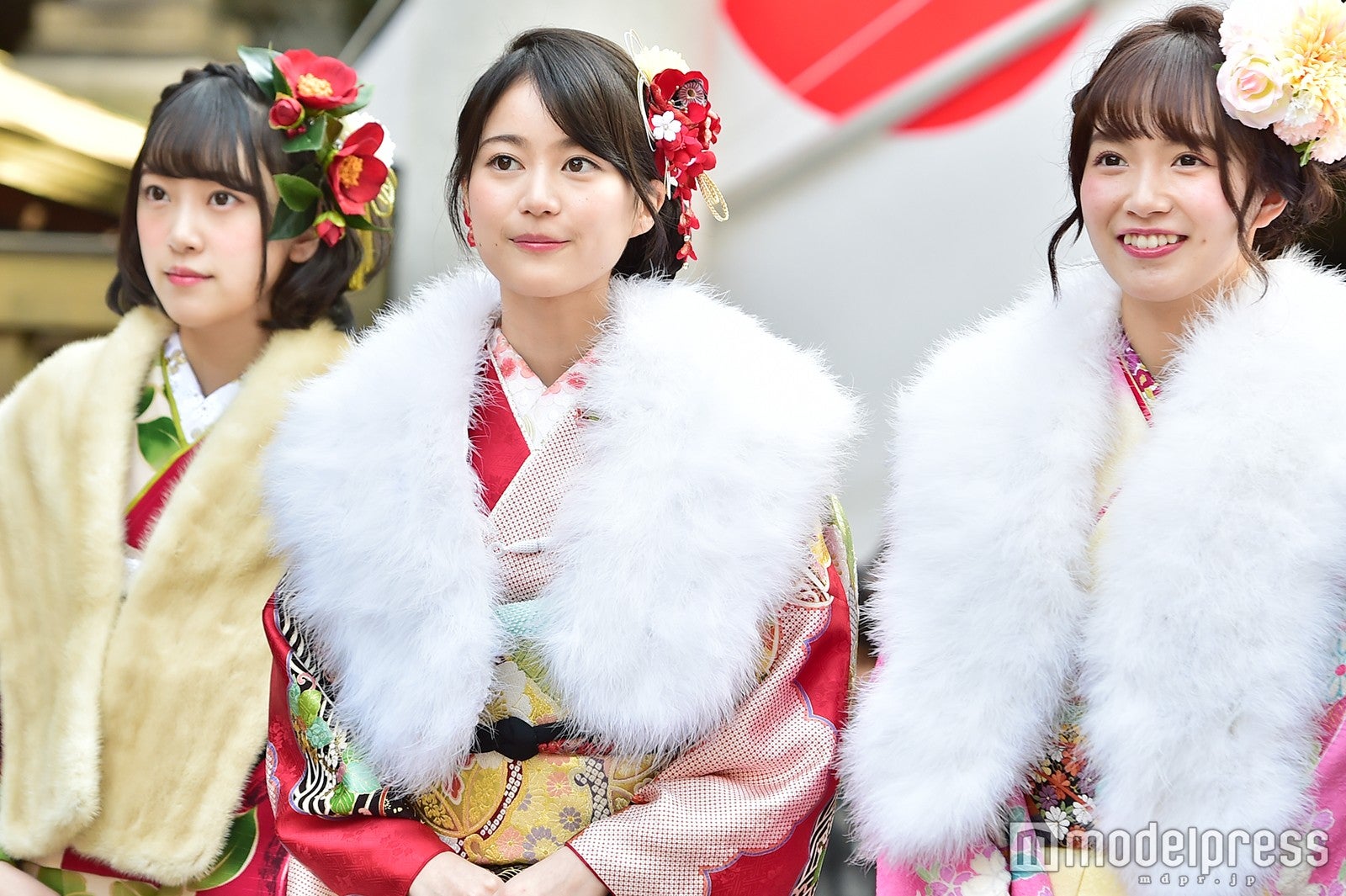 堀未央奈、生田絵梨花、中元日芽香（C）モデルプレス